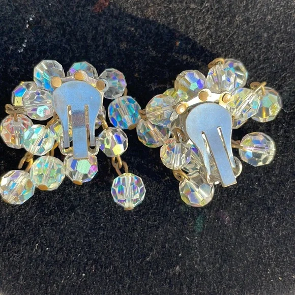 Aurora Borealis bracelet and hanging clip earrings. - Picture 5 of 14